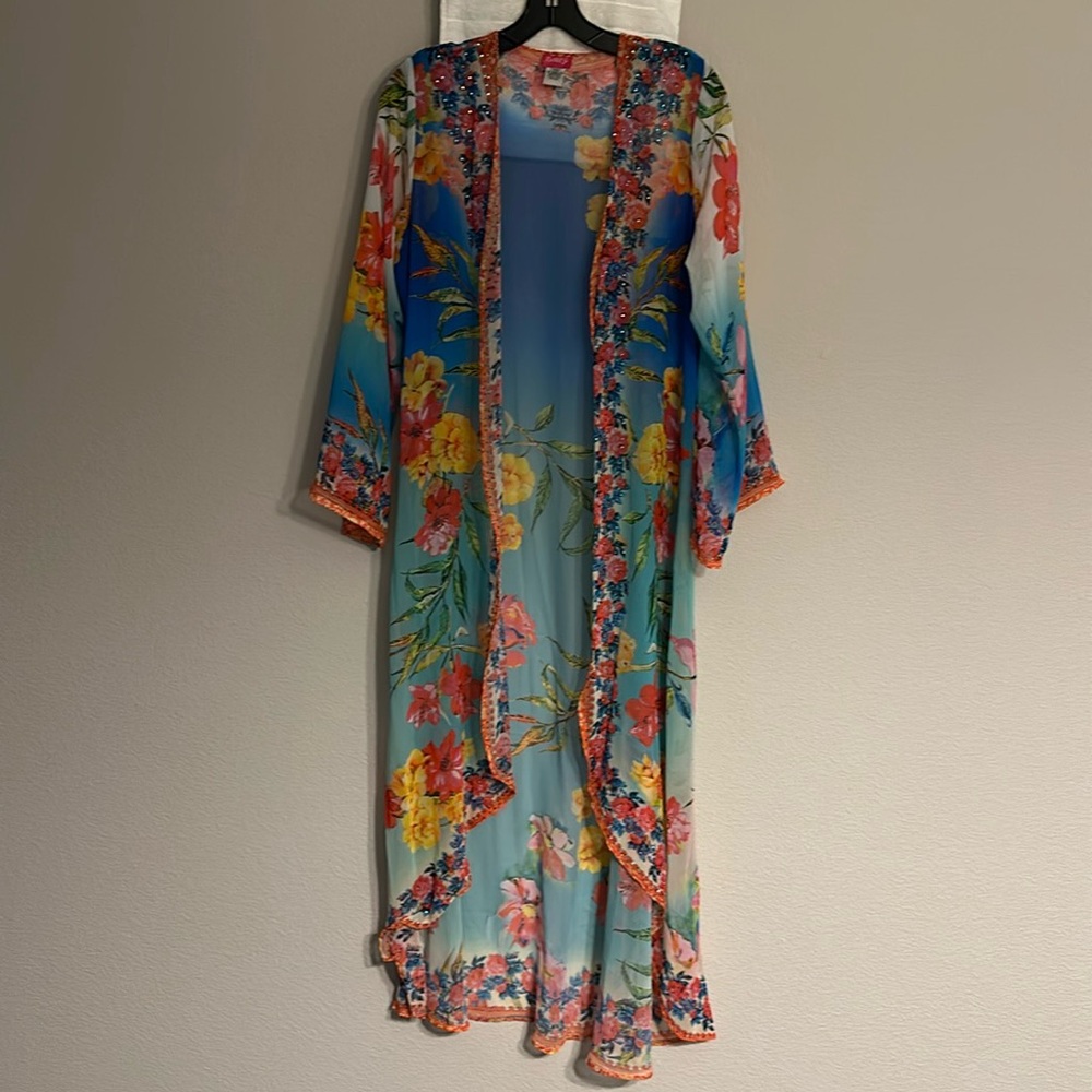 Ranee’s Floral cover 
One size 
Didn’t wear.
Cleaning closet 
Smoke & pet free